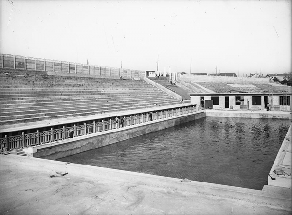 La piscine d’été de Cusset en travaux. Prise de vue entre 1930 et 1935. (©BML/Fonds Sylvestre)